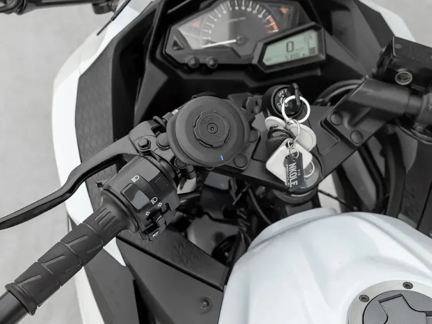 QUADLOCK MOTORCYCLE MOUNT ACCESSORIES - WEATHERPROOF WIRELESS CHARING HEAD