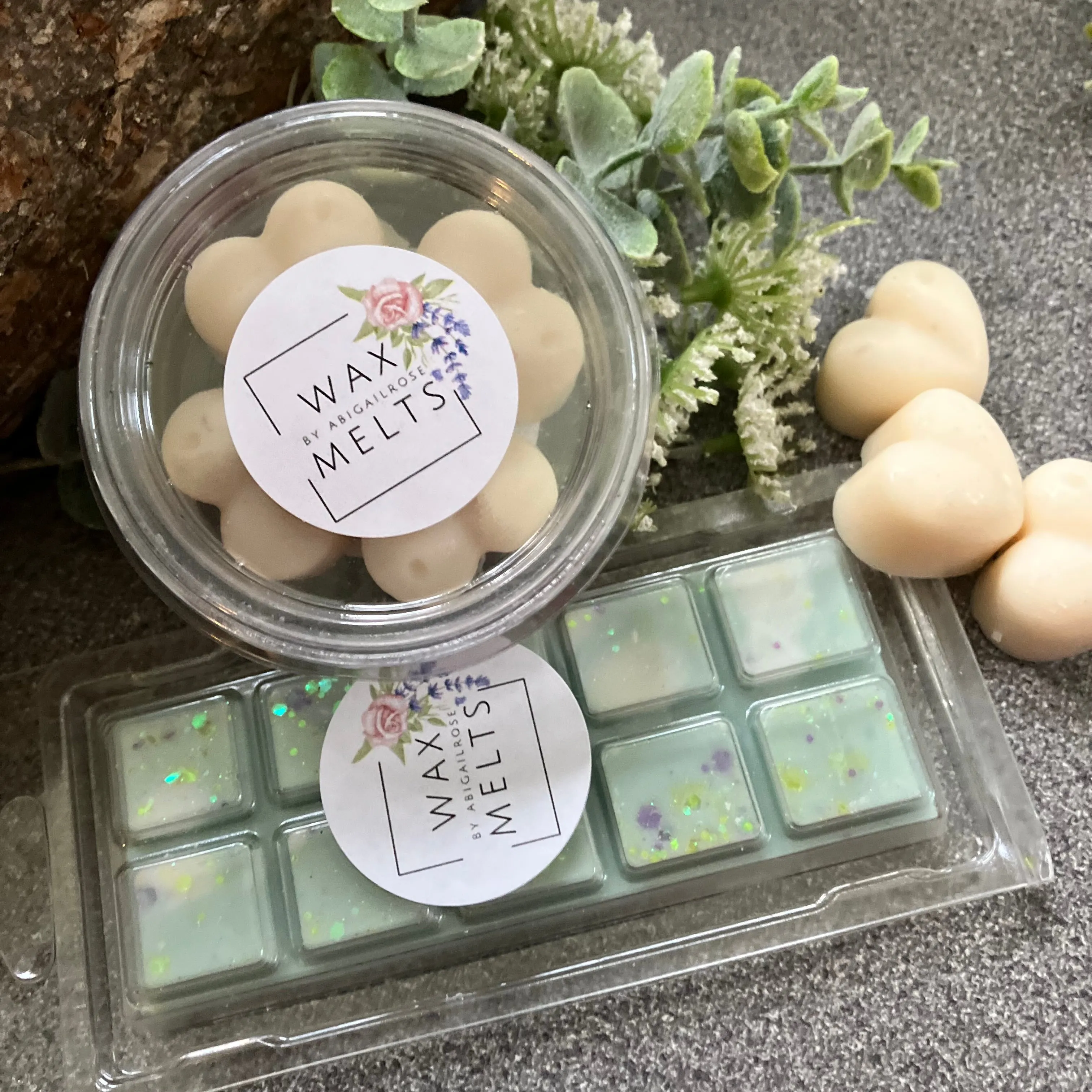 Wax Melts - snap bars and heart shapes in pot all beautifully fragranced