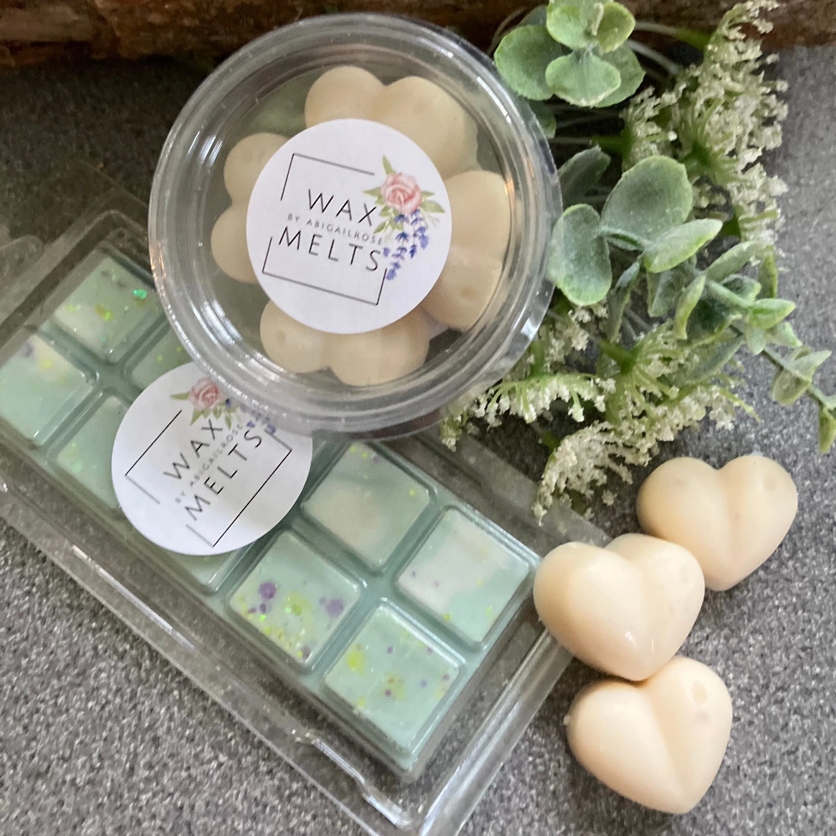 Wax Melts - snap bars and heart shapes in pot all beautifully fragranced