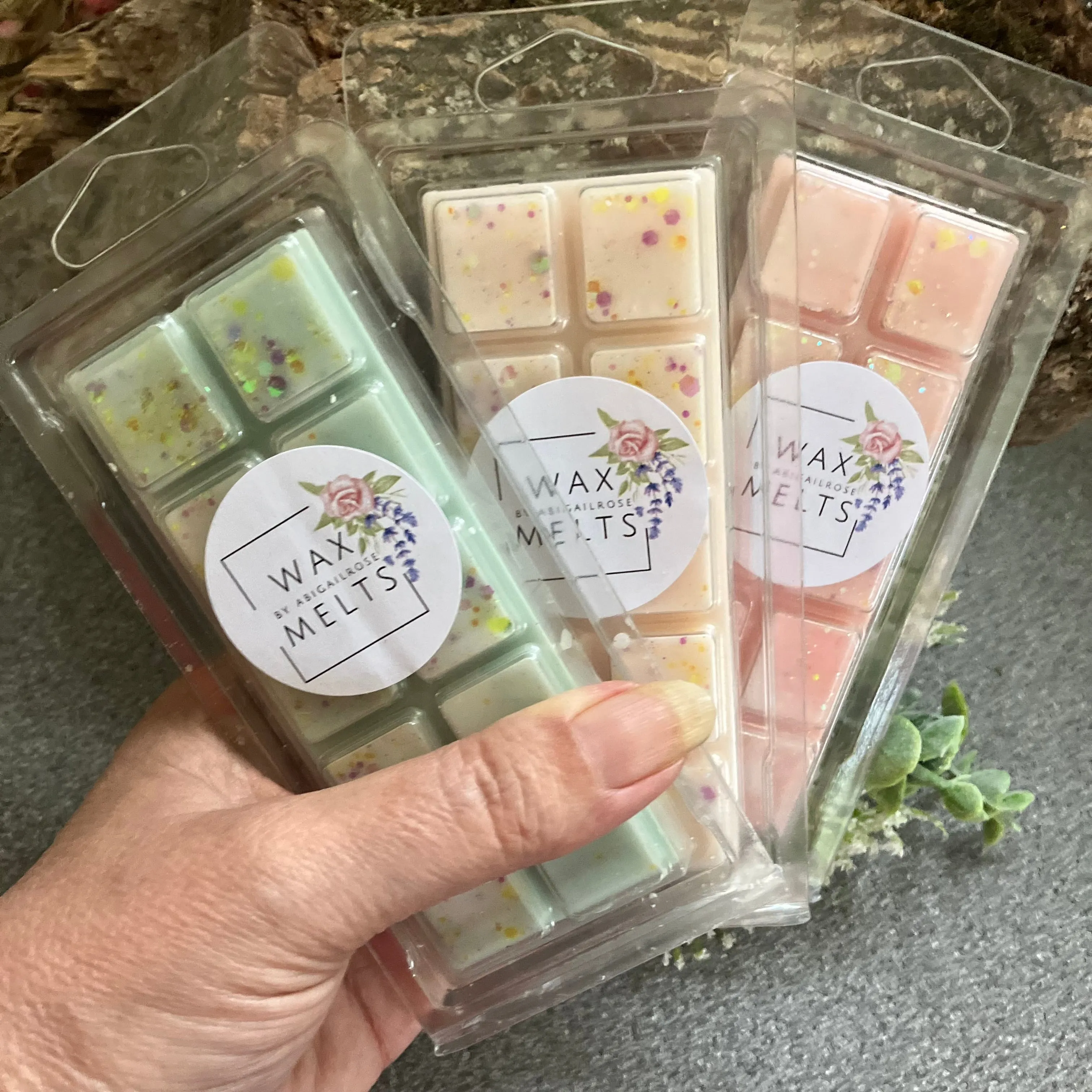 Wax Melts - snap bars and heart shapes in pot all beautifully fragranced